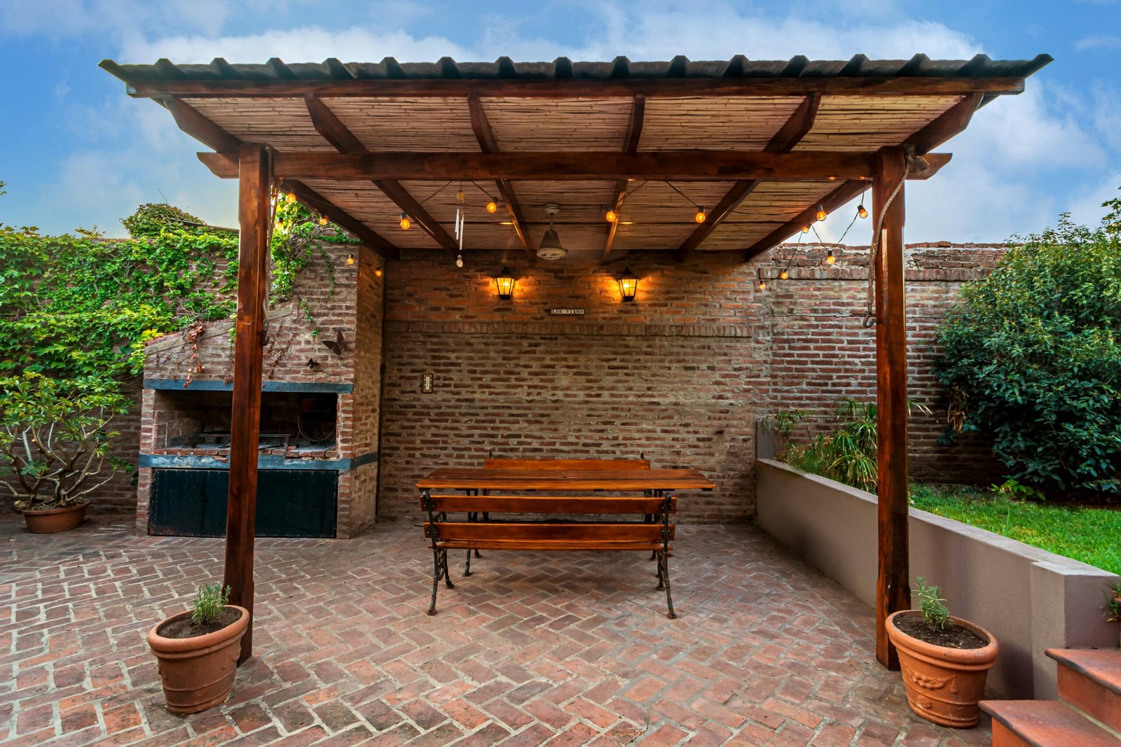 Freestanding patio structure